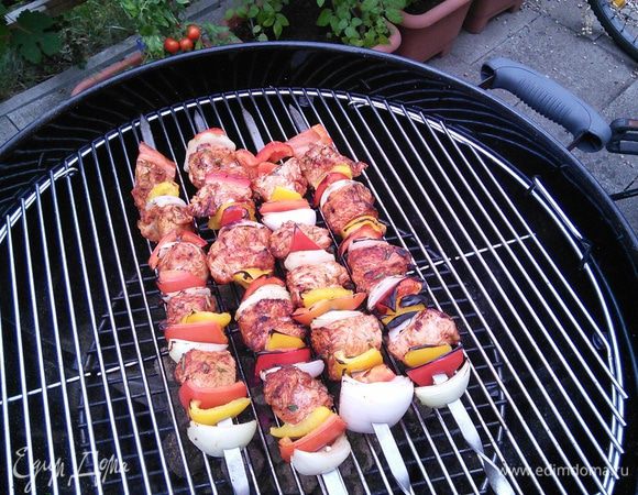 За гриль у нас отвечает, как это и полагается ( по моему мнению :)) муж. Он с удовольствием и отличным результатом справляется с этим занятием.