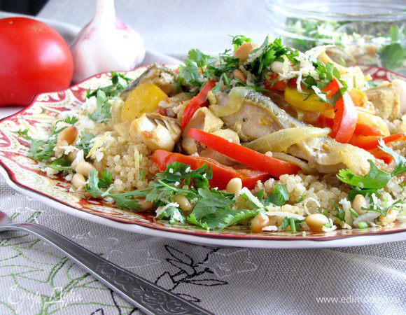 Разложить по тарелкам киноа, на нее выложить рыбу с овощами и посыпать ореховой смесью. 