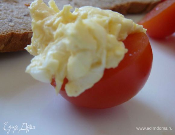 Очень вкусный и милый вариант - Помидоры, фаршированные еврейским салатом от KT-SW  

http://www.edimdoma.ru/retsepty/66381-pomidory-farshirovannye-evreyskim-salatom

