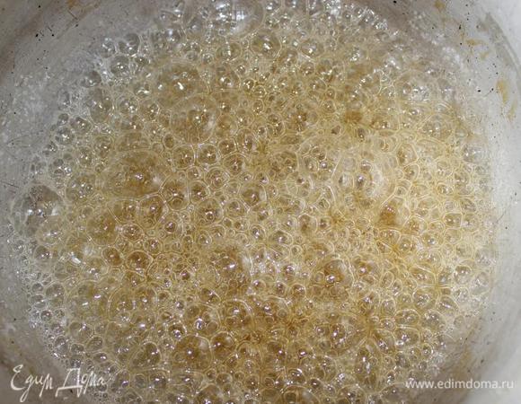 Стакан 250 мл.
Мне хотелось, чтобы мороженое по вкусу напоминало кремовую начинку конфет Рафаэлло. Немного поразмыслив, как достичь необходимой консистенции и вкуса, я придумала следующее. 
Для начала сделаем что-то наподобие кокосово-миндального пралине.
Из воды и сахара сварим сироп до образования карамельного цвета.