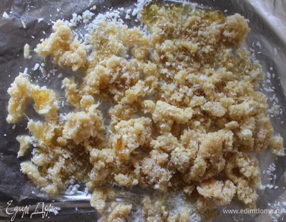 Как сироп будет готов выливаем его на нашу массу и постараемся распределить по всей поверхности.
В принципе, можно просто высыпать стружку в сироп и перемешать, все равно идеального ровного слоя пралине не получилось, так как для него нужно было бы больше сиропа, но тогда мороженое стало бы приторным. 
А красота здесь не нужна, так как.....