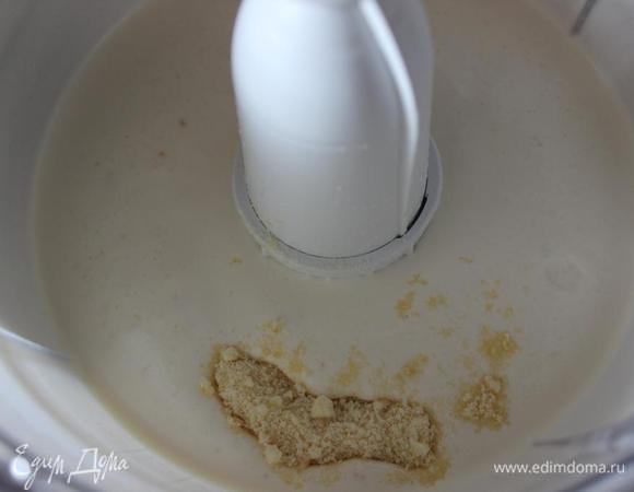 Соединяем сливки (у меня были 10 %, 20 % и 33%, но можно, конечно, оставить только жирные или 20% и 33% - 50/50, будет еще сливочней), взбиваем до однородности, добавляем сладкую массу, ванилин, ликер (можно заменить парой капель миндальной эссенции) и еще раз тщательно взбиваем.
Мороженого получается немного, так сказать, на пробу семье из 4-х человек.