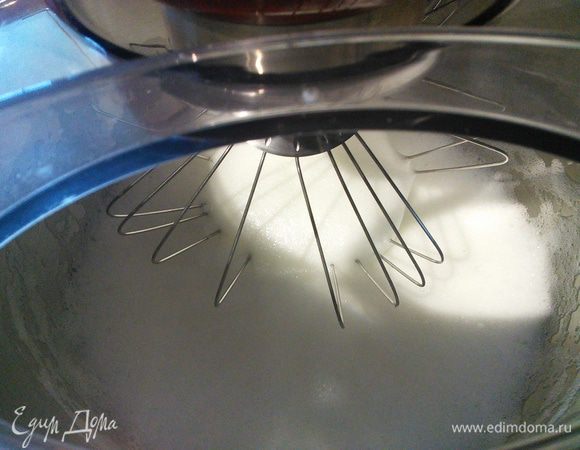 Готовим безе: процесс взбивания белков довольно продолжительный, поэтому советую использовать кухонную технику. Охлаждённые белки (яйца нужно брать среднего размера, я не обратила на этот факт, данный в рецепте, к сожалению никакого внимания. Поэтому в результате получила в два раза больше теста) взбить до плотных пиков.