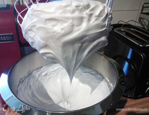Не прекращая взбивать постепенно вводим сахар( сахар у меня хоть и мелкий, но я перебила его да состояния полу-пудры). Взбиваем белки с сахаром еще 2 мин. и добавляем крахмал, уксус у меня сок лимона и ещё разочек хорошо взбиваем.