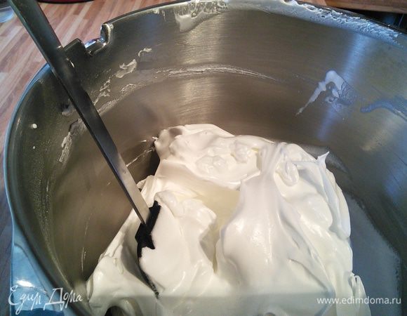 Масса получается плотной, белоснежной, шелково-блестящей. Включаем духовку на 130°С в обычном или 100°С в режиме "горячий воздух".