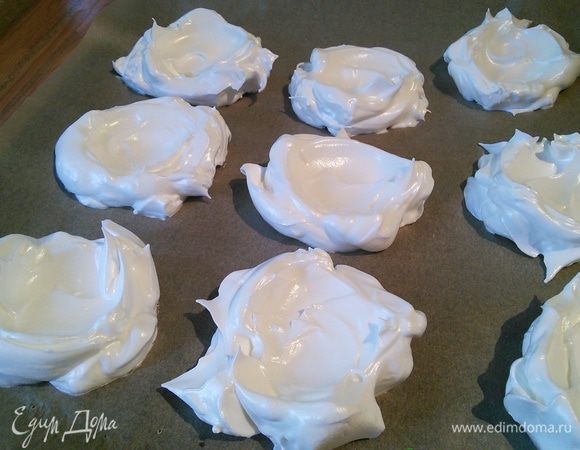 Так как у меня получилось меренги около 12 шт. выпекала я её на двух противнях в режиме поддува. 