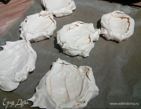 Выпекается Павлова в течении 2 часов. Цвет её меняется на нежно кремовый. Охлаждайте безе в духовке при слегка приоткрытой дверце, иначе от разницы температур она потрескается. Осторожно отделите безе от бумаги. Оно очень хрупкое, но проблем у меня на этом этапе не возникло.