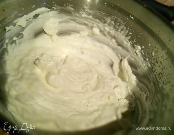 Для крема взбейте холодные сливки с ванильным сахаром, вбейте маскарпоне (он должен быть комнатной температуры).