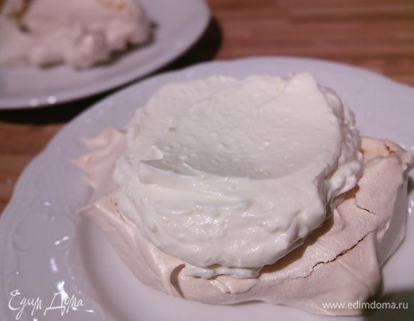 На остывшую меренгу нанесите слой крема: щедро.