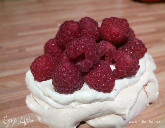 Малину сполосните, выложите на кухонную салфетку, чтобы избавиться от лишней влаги. Перенесите на крем, слегка вдавливая в него ягоду. Подавайте сразу к столу. И наслаждайтесь!