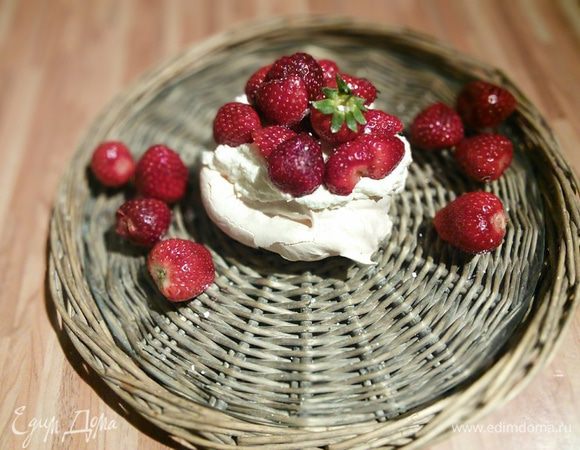 А это результат моей невнимательности при прочтении рецепта :) пришлось оставшуюся Павлову дополнить клубникой, о чём никто из нас не пожалел :) Приятного аппетита! Если будете делать большую порцию, запаситесь 500 г. клубники и соответственно увеличьте ингредиенты для крема. Уверена, вы об этом тоже не пожалеете!