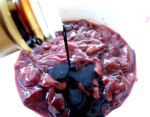 Нарезанную свежую печень зальём тёмным уксусом и дадим постоять немного.