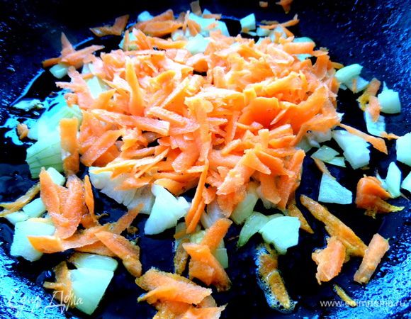 В это время обжарим лук и молодую морковку слегка в масле.
