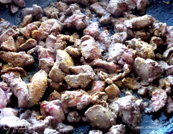 Уберём со сковороды и там же пропассеруем печёнку постоявшую в уксусе. Я добавила сухих овощных приправ с солью. Доводим до готовности со всех сторон.