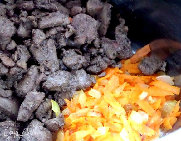 Всё перекладываем в ёмкость для взбивания.