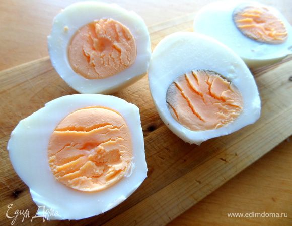 Для запекания обычно добавляют яйца сырые или желтки, но я не запекала потом и добавила варёные желтки.