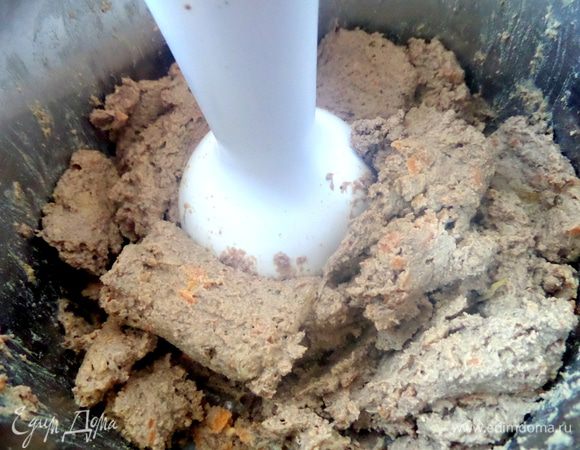 Взбиваем всё блендером. Если суховатая печень, можно добавлять по ложечке бульон или молоко или сметанку.