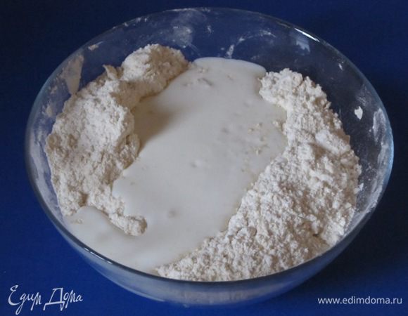 Разрыхлитель всыпать в кефир, перемешать. Когда начнет бурлить, вылить в муку с маслом. Добавить белок яйца.