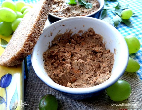 При фотосессии пришлось выставить кошачью ораву за двери кухни (и куда в них лезет!?)...Но!!! Во время съёмок ни один кот (кошка) не пострадал)))