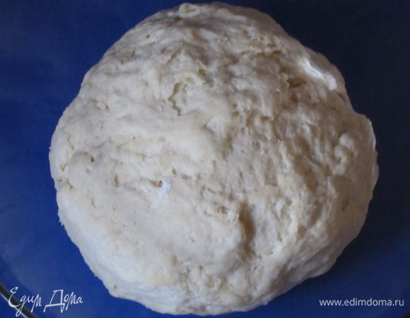 Замесить мягкое тесто. Оставить на 30 минут под полотенцем.