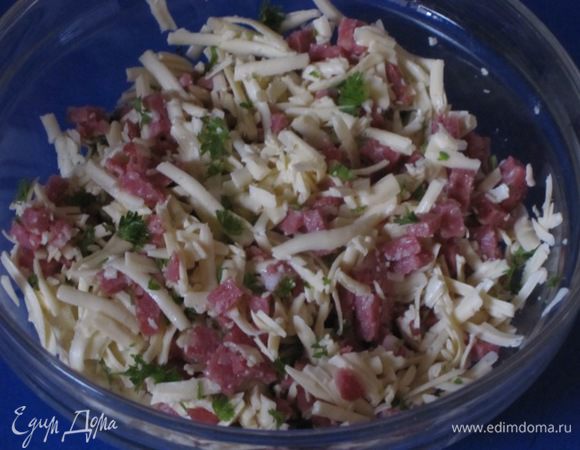 Перемешать, добавить мелко нарезанную петрушку.