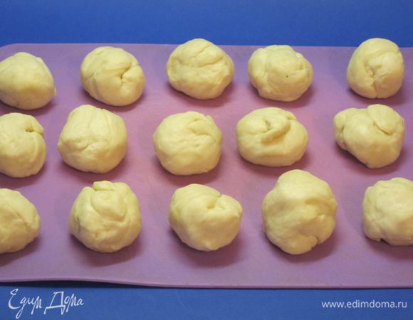 Тесто разрезать на 16 кусочков. 