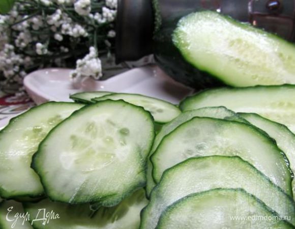 Огурцы вымыть и обсушить. Тонкими кружками нарежьте огурцы (я сделала это с помощью терки для корейской моркови). 