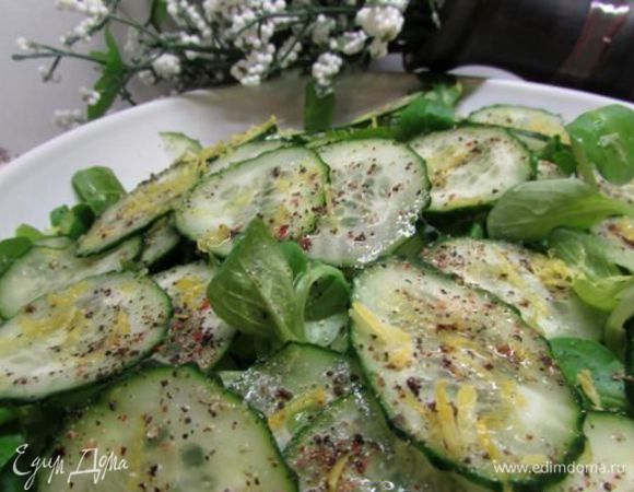 На неё – огурцы. Приправьте цедрой лимона, солью и перцем (у меня смесь перцев). 