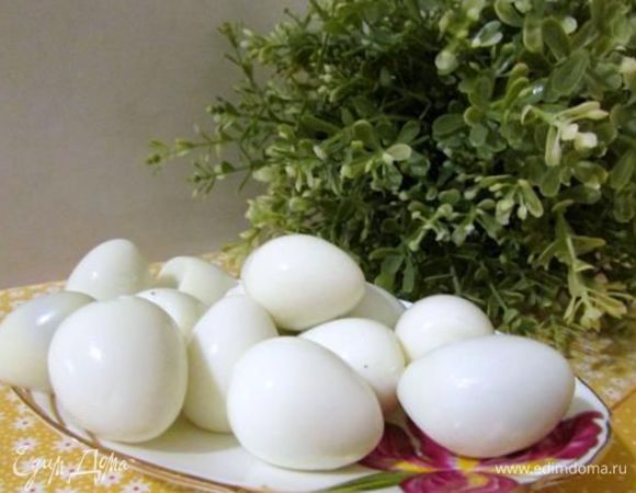 Яйца перепелов отвариваем вкрутую – в течение 1-2 минут. Остужаем, чистим. 