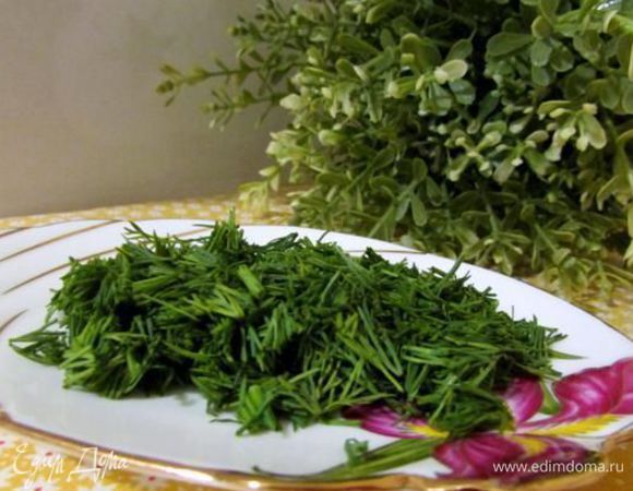 Зелень (петрушки, укропа) хорошо вымыть, обсушить и мелко порезать. 