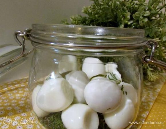 В баночку кладем зелень и яйца. 