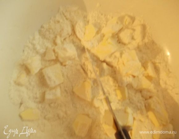 Холодное масло рубим ножом в муку.