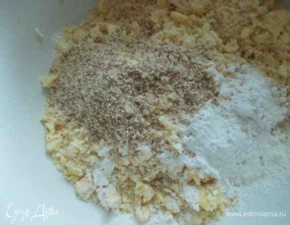 К тесто добавить 2 столовые ложки холодной воды,апельсиновую пудру и измельченные в блендере орехи.