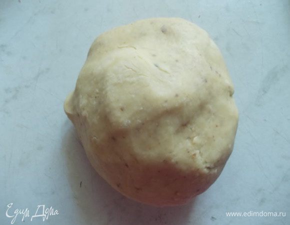 Замесить однородное тесто,по надобности подсыпая муку на стол и отправить на ночь в холодильник,если нет этого времени,то хотя-бы на 3 часа,пока полностью не застынет.