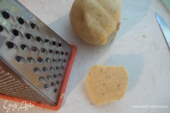 Затем достать тесто и приготовить терку. Отрезать по кусочку,чтобы тесто не успевало нагреться,трем его быстро на крупной терке.