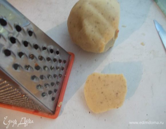 Затем достать тесто и приготовить терку. Отрезать по кусочку,чтобы тесто не успевало нагреться,трем его быстро на крупной терке.