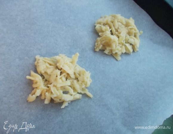 Берем по не много теста и укладываем его в форме круга на пергамент и противень.