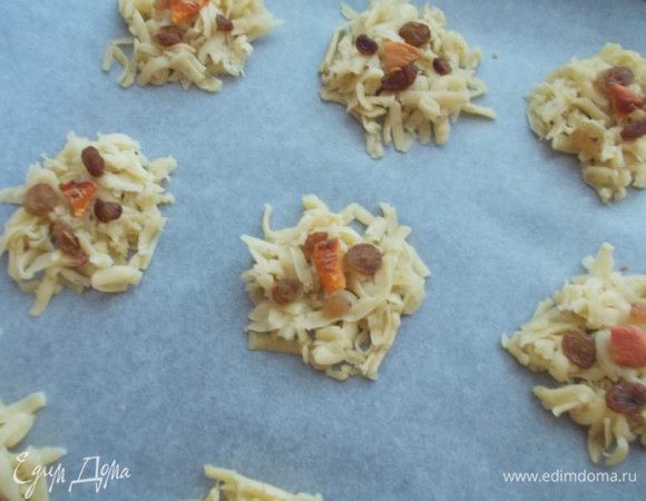 Затем выкладываем сухофрукты,я положила изюм и сушеный,домашний абрикос.