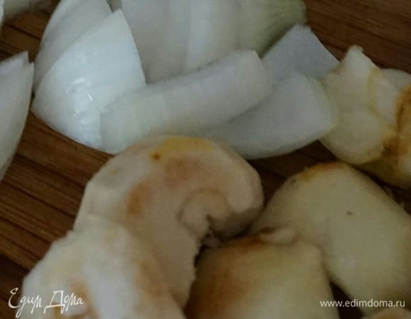 Лук почистить, порезать крупно. Яблоко почистить, удалить семена, порезать кубиками.
