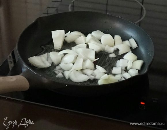 На сковородке подогреть растительное масло, выложить лук, 
