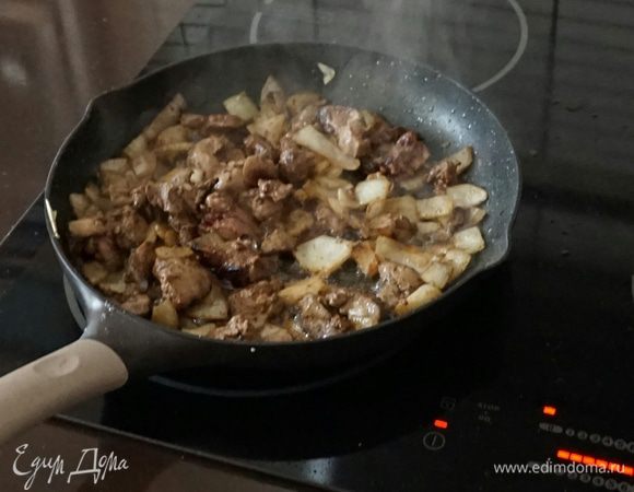 Печень посолить, поперчить добавить сухие специи можно тимьян, розмарин. 