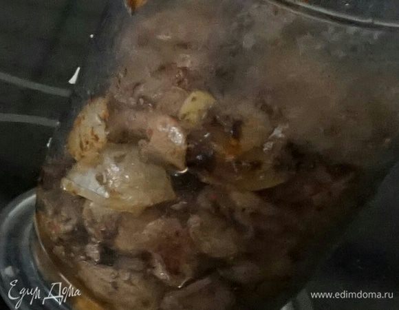 Кода печень поджарится, переложите ее в отдельную посуду .  