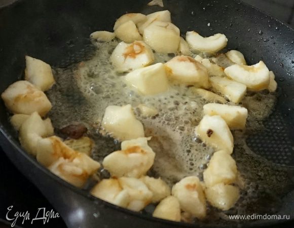 В масло в котором жарилась печень выкладываем  яблоко добавляем сливочное масло