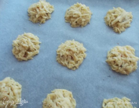 Сверху закроем таким-же потертым тестом.Тонким слоем.Отправляем в разогретую духовку 180С на 15-20 минут. 