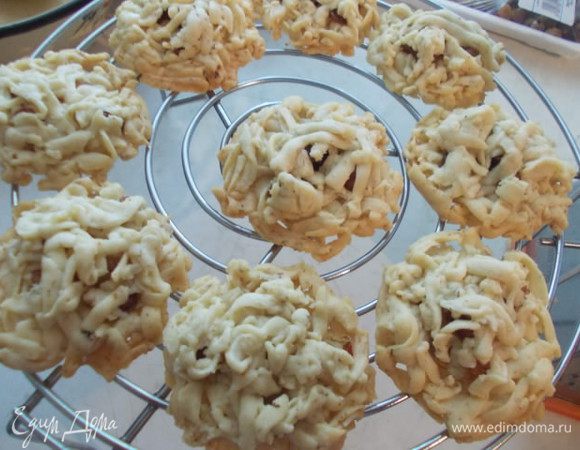 Остужаем наше печенье и отправляем следующий противень. У меня получилось три противня печенья.