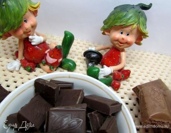 Шоколад наломать кусочками.