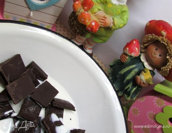 Добавить в емкость с шоколадом – 4 ст. л. сливок (из общего количества). 