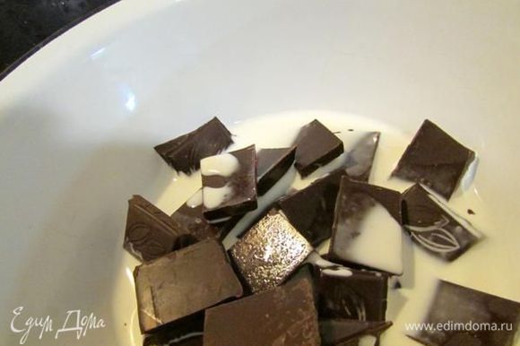 Шоколад и сливки поставить на водяную баню.
