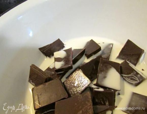 Шоколад и сливки поставить на водяную баню.