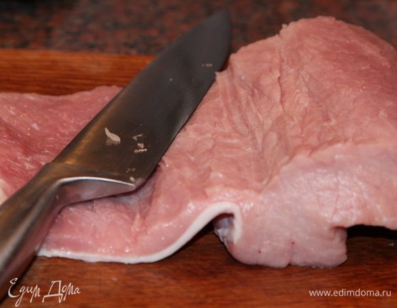 Свиную вырезку вдоль волокон подрезаем и раскрываем таким образом, чтобы получилась лента.